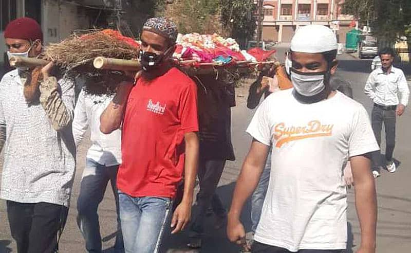 ಚಟ್ಟ ಹೊತ್ತು ಸಾಗುತ್ತಿರುವ ಮುಸ್ಲಿಂ ಯುವಕರು