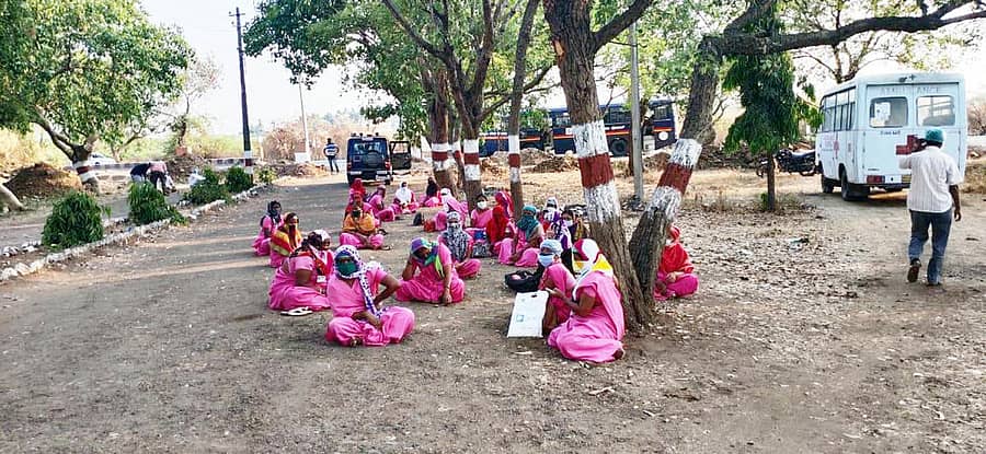 ರಾಯಬಾಗ ತಾಲ್ಲೂಕಿನ ಕುಡಚಿ ಪಟ್ಟಣದಲ್ಲಿ ಮಂಗಳವಾರ ನಡೆದ ಆಶಾ ಕಾರ್ಯಕರ್ತೆಯರ ಮೇಲಿನ ಹಲ್ಲೆಯ ಕುರಿತು ದೂರು ದಾಖಲಿಸಲು ಒತ್ತಾಯಿಸಿ ಆಶಾ ಕಾರ್ಯಕತರ್ೆಯರು ಪೊಲೀಸ್ ಠಾಣೆ ಎದರು ಧರಣಿ ಕುಳಿತಿರುವದು.