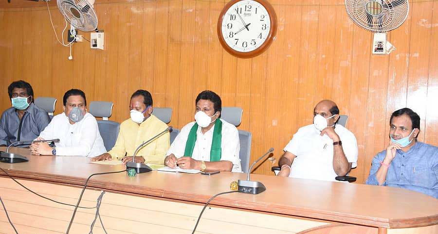 ಬೀದರ್ ಜಿಲ್ಲಾಧಿಕಾರಿ ಕಚೇರಿ ಸಭಾಂಗಣದಲ್ಲಿ ನಡೆದ ಅಧಿಕಾರಿಗಳ ಹಾಗೂ ಜನಪ್ರತಿನಿಧಿಗಳ ಸಭೆಯಲ್ಲಿ ಕೃಷಿ ಸಚಿವ ಬಿ.ಸಿ.ಪಾಟೀಲ ಮಾತನಾಡಿದರು. ಶಾಸಕರಾದ ರಹೀಂ ಖಾನ್, ರಾಜಶೇಖರ ಪಾಟೀಲ, ಸಚಿವ ಪ್ರಭು ಚವಾಣ್, ಶಾಸಕ ಬಂಡೆಪ್ಪ ಕಾಶೆಂಪೂರ್ ಹಾಗೂ ಸಂಸದ ಭಗವಂತ ಖೂಬಾ ಇದ್ದಾರೆ