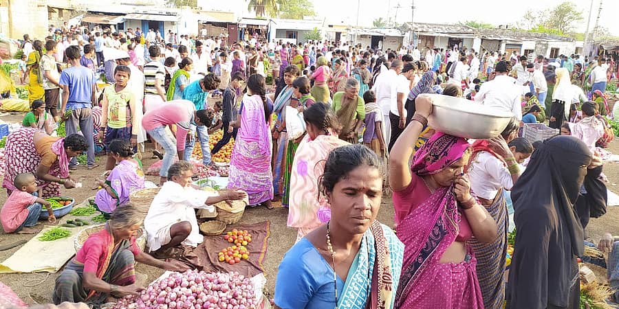 ಕವಿತಾಳದಲ್ಲಿ ಬುಧವಾರ ನಡೆದ ವಾರದ ಸಂತೆಯಲ್ಲಿ ತರಕಾರಿ ಖರೀದಿಗೆ ಜನ ಮುಗಿ ಬಿದ್ದಿರುವುದು