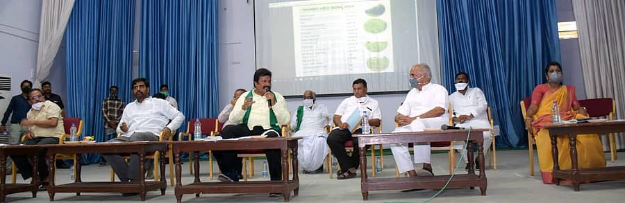 ರಾಯಚೂರು ಕೃಷಿ ವಿಶ್ವವಿದ್ಯಾಲಯದ ಪ್ರೇಕ್ಷಾಗೃಹದಲ್ಲಿ ಕೃಷಿ ಸಚಿವ ಬಿ.ಸಿ.ಪಾಟೀಲ ಅವರು ಬುಧವಾರ ಸಭೆ ನಡೆಸಿದರು