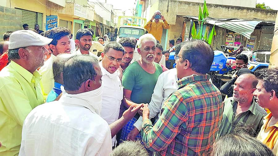 ಚಿಂತಾಮಣಿಯ 18ನೇ ವಾರ್ಡ್ನಲ್ಲಿ ಕುಡಿಯುವ ನೀರಿಗಾಗಿ ಪ್ರತಿಭಟನೆ ನಡೆಸಿದ ಸಾರ್ವಜನಿಕರು ಪೌರಾಯುಕ್ತರೊಂದಿಗೆ ವಾಗ್ವಾದ ನಡೆಸಿದರು