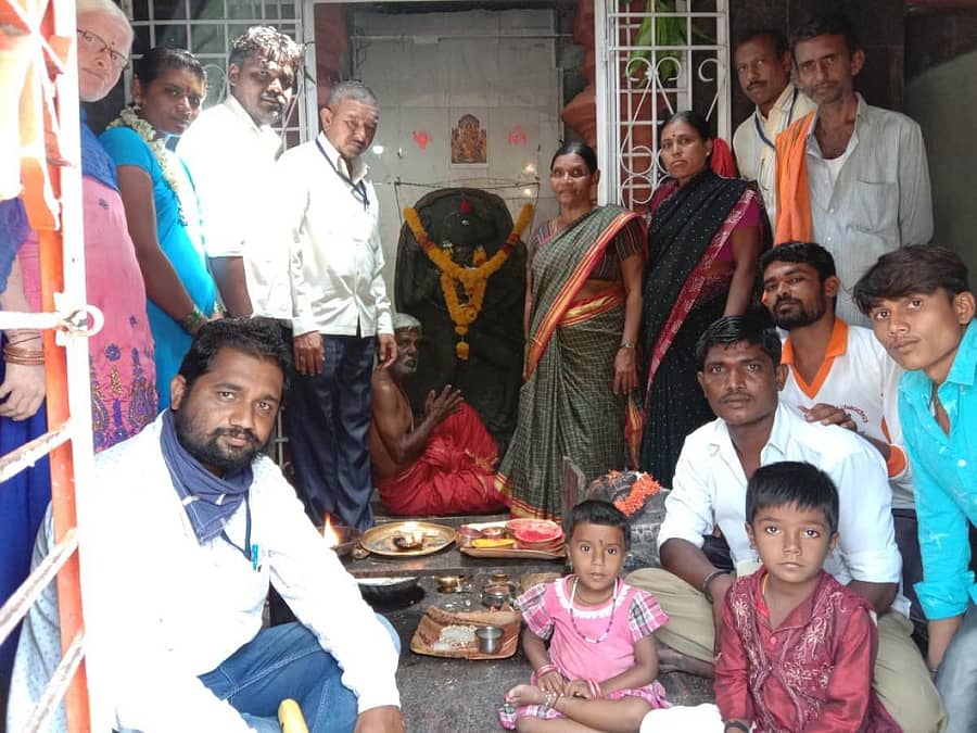 ಯಲಬುರ್ಗಾದ ಹನುಮಪ್ಪನ ದೇವಸ್ಥಾನದಲ್ಲಿ ವಿಶೇಶ ಪೂಜೆ ಸಲ್ಲಿಸಲಾಯಿತು