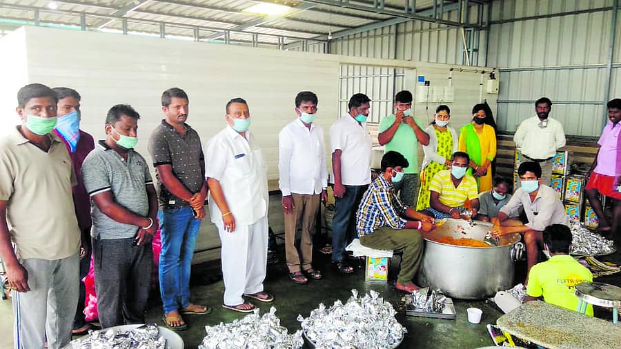 ರಾಮನಗರದಲ್ಲಿ ಬುಧವಾರ ಜನತಾ ದಾಸೋಹಕ್ಕಾಗಿ ಆಹಾರದ ಪ್ಯಾಕಿಂಗ್ ನಡೆದಿತ್ತು