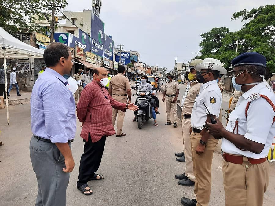 ಟ್ಯಾನರಿ ರಸ್ತೆಯಲ್ಲಿ ಪೊಲೀಸ್ ಸಿಬ್ಬಂದಿ ಜೊತೆ ಗೃಹ ಸಚಿವ ಬಸವರಾಜ ಬೊಮ್ಮಾಯಿ ಮಾತನಾಡಿದರು. 