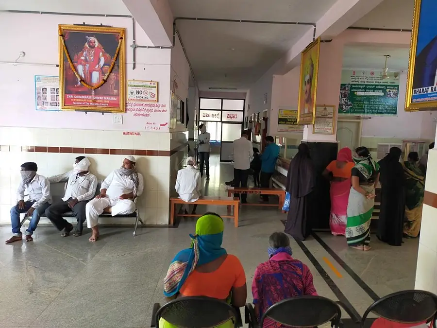 ಕಮಲನಗರ ಸಮುದಾಯ ಆರೋಗ್ಯ ಕೇಂದ್ರದಲ್ಲಿ ಮಂಗಳವಾರ ಹೊರರೋಗಿಗಳು ಕುಳಿತಿರುವುದು