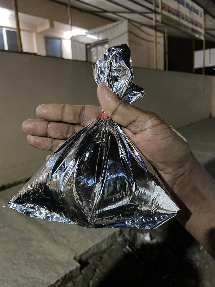 ಗಾರ್ವೆಬಾವಿಪಾಳ್ಯದ ಲಕ್ಷ್ಮಿ ಬಡಾವಣೆಯಲ್ಲಿ ಹಂಚಲಾದ ಆಹಾರ ಪೊಟ್ಟಣ