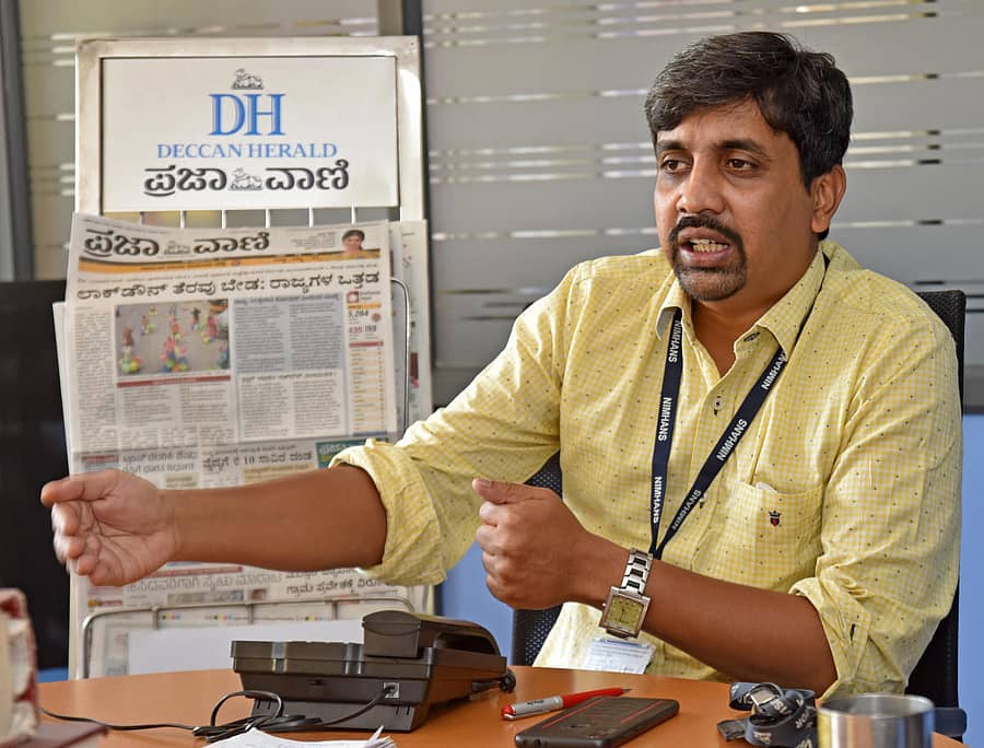 ಪ್ರಜಾವಾಣಿ ಫೋನ್-ಇನ್ ಕಾರ್ಯಕ್ರಮದಲ್ಲಿ ನಿಮಾನ್ಸ್ ಮನೋತಜ್ಞರಾದ ಡಾ.ಬಿ.ವಿನಯ್ ರವರು ಪ್ರಜಾವಾಣಿ ಓದುಗರ ಪ್ರಶ್ನೆಗಳಿಗೆ ಉತ್ತರಿಸಿದರು -ಪ್ರಜಾವಾಣಿ ಚಿತ್ರ