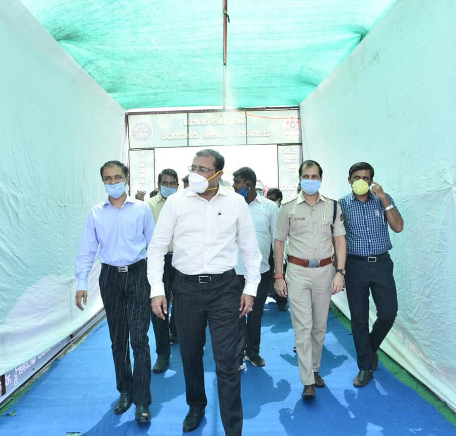 ವಿಜಯಪುರ ಎಪಿಎಂಸಿ ತರಕಾರಿ ಮಾರುಕಟ್ಟೆ ಆವರಣದಲ್ಲಿ ಕೋವಿಡ್-19 ನಿಯಂತ್ರಣಕ್ಕಾಗಿ ಜಿಲ್ಲಾಡಳಿತವು ಸ್ಥಾಪಿಸಿರುವ ಸ್ಯಾನಿಟೈಜರ್ ಸ್ಪ್ರೇ ಬೂತ್ ಅನ್ನು ಜಿಲ್ಲಾ ಉಸ್ತುವಾರಿ ಕಾರ್ಯದರ್ಶಿ ಜೆ.ರವಿಶಂಕರ್, ಜಿಲ್ಲಾಧಿಕಾರಿ ವೈ.ಎಸ್.ಪಾಟೀಲ, ಎಸ್.ಪಿ.ಅನುಮಪ್ ಅಗರವಾಲ್, ಜಿ.ಪಂ.ಸಿಇಒ ಗೋವಿಂದರೆಡ್ಡಿ ವೀಕ್ಷಿಸಿದರು