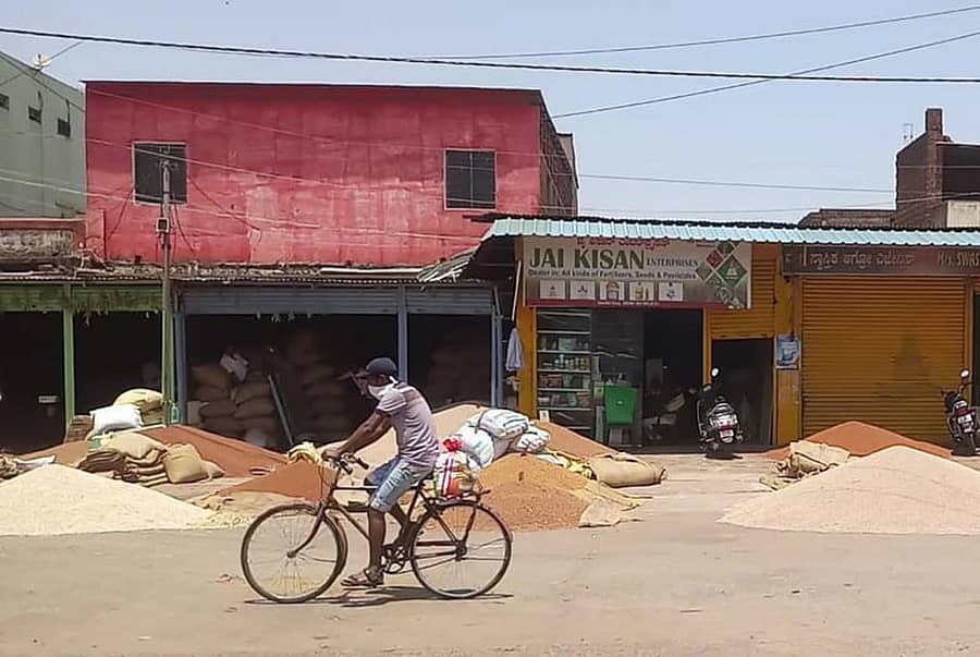 ಬೀದರ್ನ ಗಾಂಧಿಗಂಜ್ನಲ್ಲಿ ಗುರುವಾರ ರೈತರು ಮಾರಾಟ ಮಾಡಿದ ತೊಗರಿ ಹಾಗೂ ಕಡಲೆ