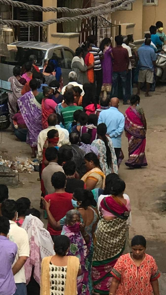 ಕಾಕ್ಸ್ಟೌನ್ನಲ್ಲಿ ಸಂತ್ರಸ್ತರಿಗೆ ಉಚಿತವಾಗಿ ಹಾಲು ವಿತರಿಸುತ್ತಿದ್ದ ವೇಳೆ, ಯಾರೂ ಸಾಮಾಜಿಕ ಅಂತರ ಕಾಯ್ದುಕೊಂಡಿರಲಿಲ್ಲ