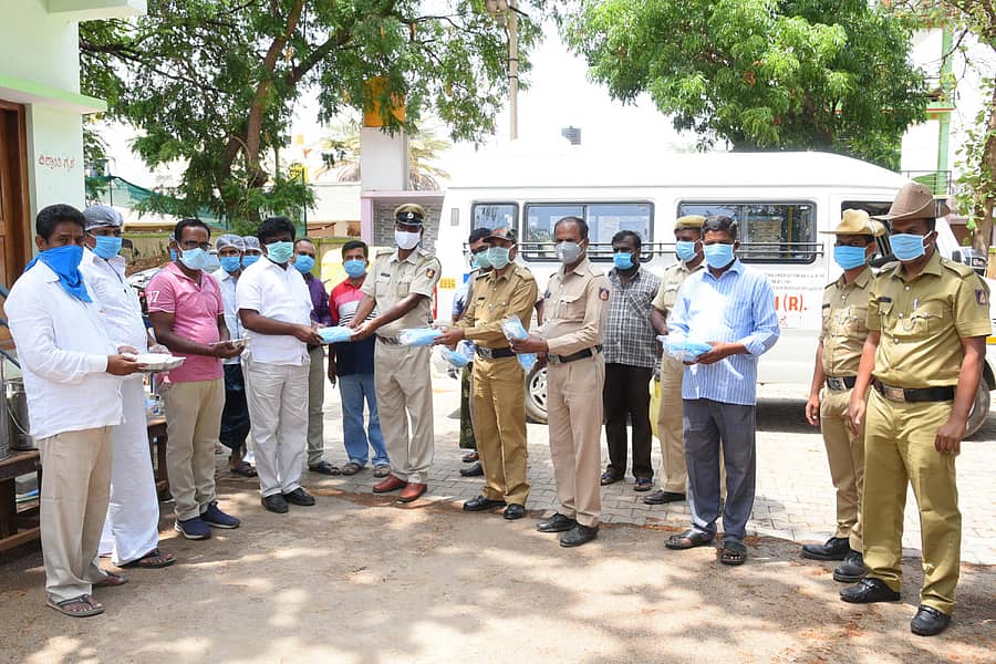 ಶಿರಾದ ಪೊಲೀಸ್ ಠಾಣೆಯಲ್ಲಿ ಶುಕ್ರವಾರ ಪ್ರೆಸಿಡೆನ್ಸಿ ಶಾಲೆಯ ಸಂಸ್ಥಾಪಕ ಅಧ್ಯಕ್ಷ ಚಿದಾನಂದ ಎಂ.ಗೌಡ ಮಾಸ್ಕ್ ವಿತರಿಸಿದರು