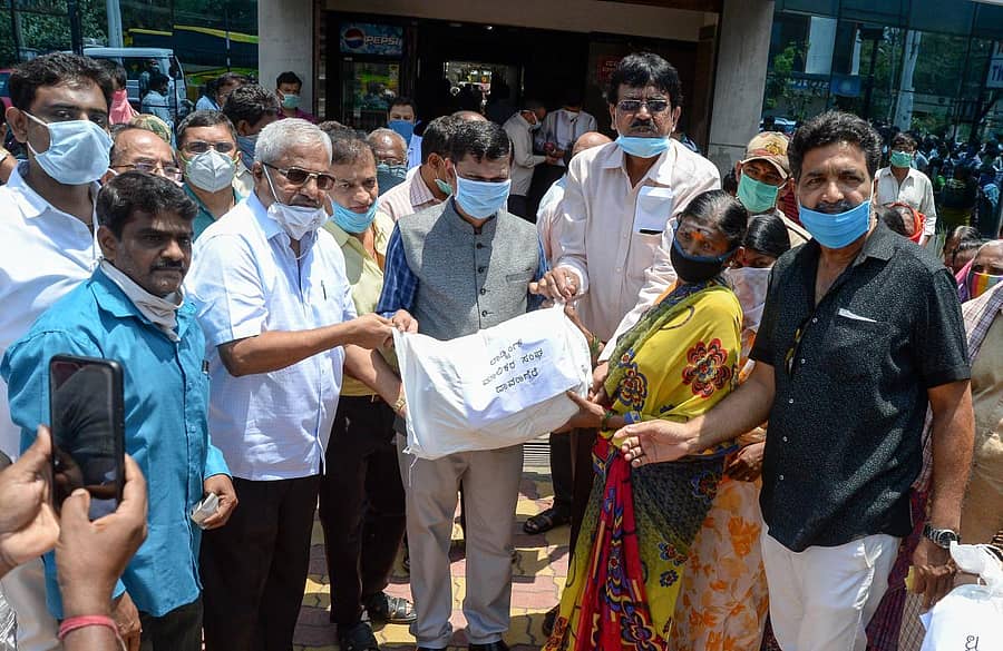 ದಾವಣಗೆರೆಯ ಪಿ.ಬಿ ರಸ್ತೆಯಲ್ಲಿರುವ ಅಪೂರ್ವ ಹೊಟೇಲ್ ಬಳಿ ಹೋಟೆಲ್ ಉದ್ದಿಮೆದಾರರ ಸಂಘದಿಂದ ನೀಡಿದ ಆಹಾರದ ಕಿಟ್ಗಳನ್ನು ಜಿಲ್ಲಾಧಿಕಾರಿ ಮಹಾಂತೇಶ ಬೀಳಗಿ ವಿತರಿಸಿದರು