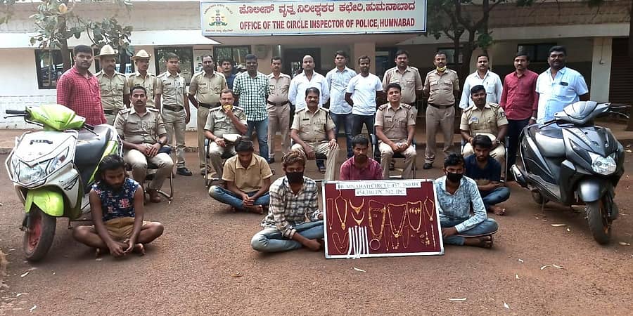 ಹುಮನಾಬಾದ್ನಲ್ಲಿ ಪೊಲೀಸರು ಆರೋಪಿಗಳನ್ನು ಬಂಧಿಸಿರುವುದು
