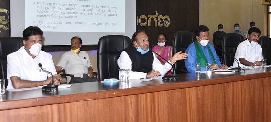 ಸಭೆಯಲ್ಲಿ ಗ್ರಾಮೀಣಾಭಿವೃದ್ಧಿ ಸಚಿವ ಕೆ.ಎಸ್.ಈಶ್ವರಪ್ಪ ಮಾತನಾಡಿದರು