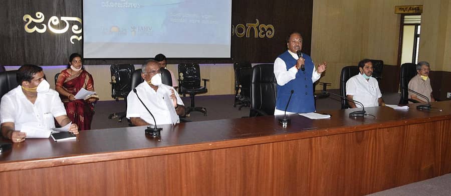 ಶಿವಮೊಗ್ಗದಲ್ಲಿ ಶನಿವಾರ ನಡೆದ ತರಬೇತಿ ಕಾರ್ಯಾಗಾರದಲ್ಲಿ ಗ್ರಾಮೀಣಾಭಿವೃದ್ಧಿ ಸಚಿವ ಕೆ.ಎಸ್.ಈಶ್ವರಪ್ಪ ಮಾತನಾಡಿದರು.