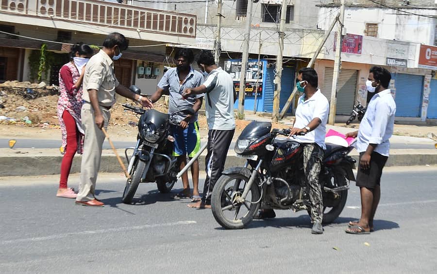 ಯಾದಗಿರಿಯ ಶಾಸ್ತ್ರಿ ವೃತ್ತದಲ್ಲಿ ಶನಿವಾರ ಬೆಳಿಗ್ಗೆ ಡಿವೈಎಸ್‌ಪಿ ಹಾಗೂ ನಗರ ಠಾಣೆ ಪಿಎಸ್‌ಐ ನೇತೃತ್ವದಲ್ಲಿ ಬೈಕ್‌ಗಳನ್ನು ಜಪ್ತಿ ಮಾಡಲಾಯಿತು