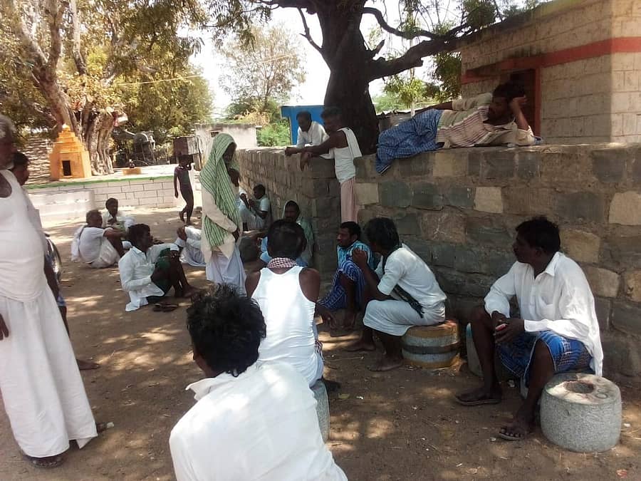 ಯಾದಗಿರಿ ಜಿಲ್ಲೆಯ ತುಮಕೂರು ಗ್ರಾಮದಲ್ಲಿ ಬೇವಿನ ಮರದ ಕೆಳಗೆ ಕುಳಿತು ಹರಟೆ ಹೊಡೆಯುತ್ತಿರುವ ಗ್ರಾಮಸ್ಥರು
