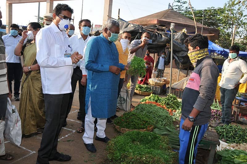 ಎಪಿಎಂಸಿ ಮಾರುಕಟ್ಟೆಗೆ ಸಹಕಾರ ಹಾಗೂ ಕೃಷಿ ಮಾರುಕಟ್ಟೆ ಸಚಿವ ಎಸ್.ಟಿ.ಸೋಮಶೇಖರ್ ಸೋಮವಾರ ಬೆಳಿಗ್ಗೆ ಭೇಟಿ ನೀಡಿದರು. 