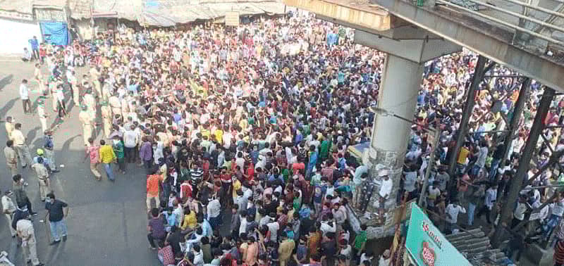 ಮುಂಬೈನ ಬಾಂದ್ರಾ ರೈಲ್ವೇ ನಿಲ್ದಾಣದ ಬಳಿ ಸೇರಿರುವ ದಿನಗೂಲಿ ವಲಸಿಗರು