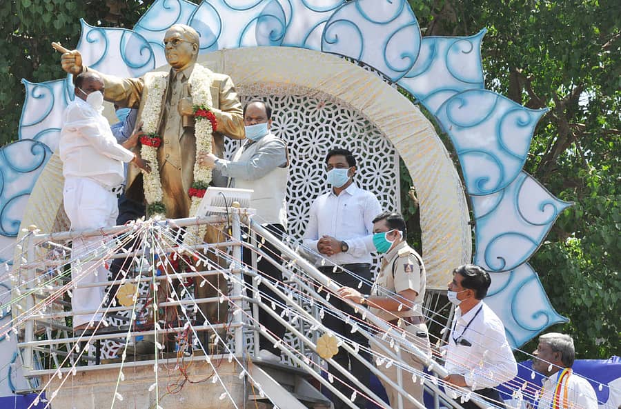 ಜಿಲ್ಲಾಡಳಿತದ ಮುಂಭಾಗದಲ್ಲಿರುವ ಅಂಬೇಡ್ಕರ್‌ ಅವರ ಪ್ರತಿಮೆಗೆ ಶಾಸಕ ಸಿ.ಪುಟ್ಟರಂಗಶೆಟ್ಟಿ, ಜಿಲ್ಲಾಧಿಕಾರಿ ಡಾ.ಎಂ.ಆರ್.ರವಿ ಅವರು ಮಾಲಾರ್ಪಣೆ ಮಾಡಿದರು