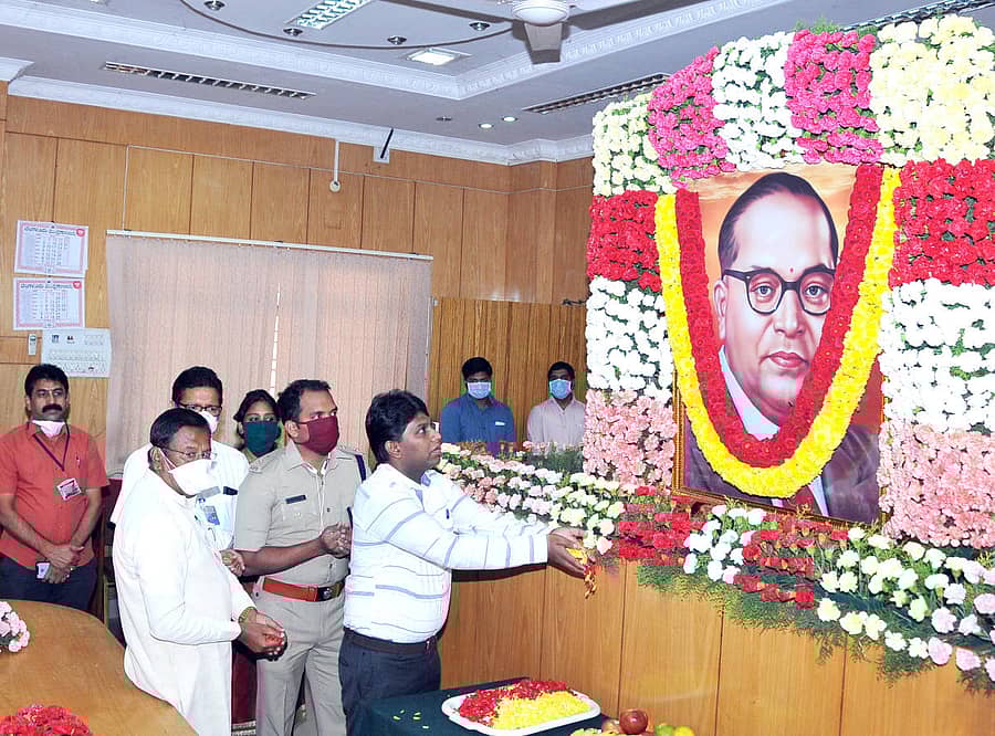 ತುಮಕೂರು ಜಿಲ್ಲಾಧಿಕಾರಿ ಕೆ.ರಾಕೇಶ್ ಕುಮಾರ್ ಅವರು ಅಂಬೇಡ್ಕರ್ ಭಾವಚಿತ್ರಕ್ಕೆ ಪುಷ್ಪನಮನ ಸಲ್ಲಿಸಿದರು