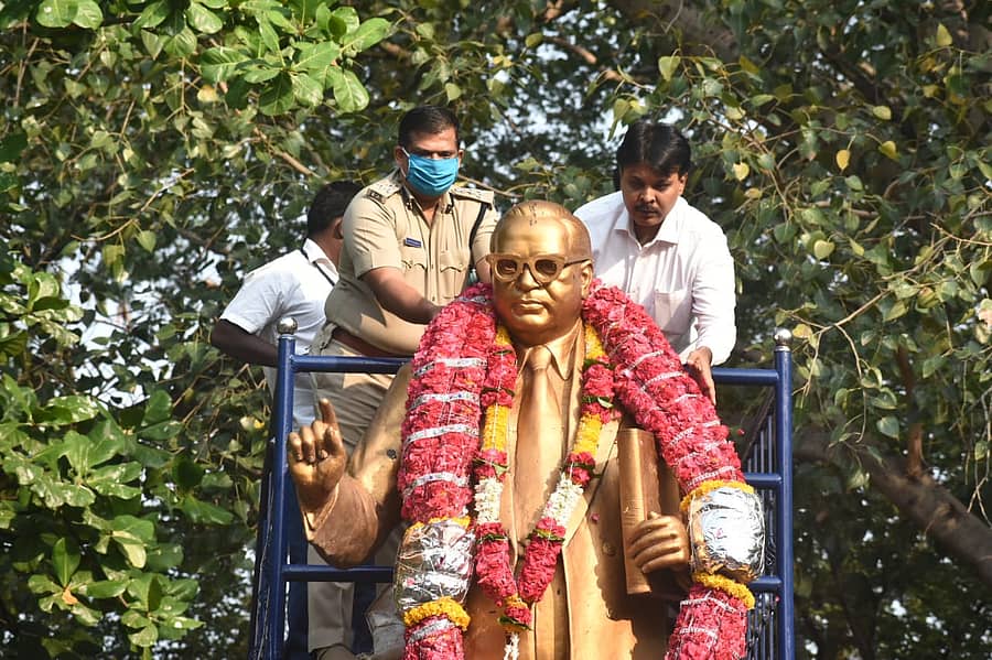 ಅಂಬೇಡ್ಕರ್ ಪ್ರತಿಮೆಗೆ ಜಿಲ್ಲಾಧಿಕಾರಿ ಶರತ್ ಬಿ. ಹಾಗೂ ಪೊಲೀಸ್ ಕಮಿಷನರ್ ಸತೀಶಕುಮಾರ್ ಎನ್. ಮಾಲಾರ್ಪಣೆ ಮಾಡಿದರು.