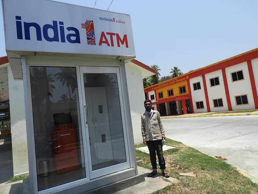 ಶ್ರವಣಬೆಳಗೊಳದ ರಾಜ್ಯ ರಸ್ತೆ ಸಾರಿಗೆ ಬಸ್ ನಿಲ್ದಾಣದಲ್ಲಿ ನಿರ್ಮಿಸಿರುವ ಒನ್ ಟೈಮ್ ಎಟಿಎಂನ ಮುಂಭಾಗದಲ್ಲಿ ನಿಂತಿರುವ ಜೈಶ್ ಠಾಕೂರ್