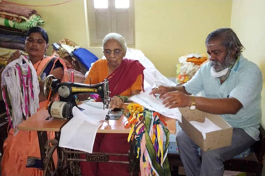 ಹಾವೇರಿಯ ವಿದ್ಯಾನಗರ ಪಶ್ಚಿಮ ಬಡಾವಣೆಯಲ್ಲಿ ಮಾಸ್ಕ್ ತಯಾರಿಸುತ್ತಿರುವ ಪದ್ಮಾವತಿಬಾಯಿ ನಾಡಿಗೇರ. ಅವರೊಂದಿಗೆ ಪುತ್ರ ಪುಂಡಲೀಕ ನಾಡಿಗೇರ, ಸಹಾಯಕಿ ಗಂಗಮ್ಮ ಇದ್ದಾರೆ –ಪ್ರಜಾವಾಣಿ ಚಿತ್ರ