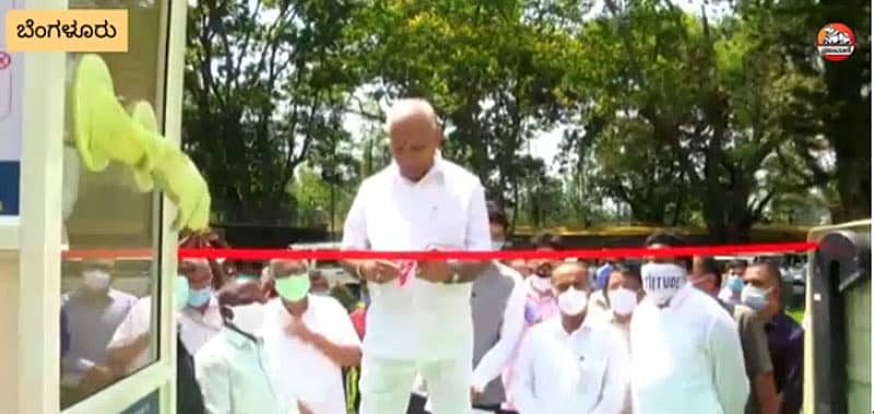 ಮುಖ್ಯಮಂತ್ರಿ ಬಿ.ಎಸ್.ಯಡಿಯೂರಪ್ಪ ಅವರು ಗುರುವಾರ ಸಂಚಾರಿ ಕೋವಿಡ್19 ಕಿಯೋಸ್ಕ್ ಉದ್ಘಾಟಿಸಿದರು.