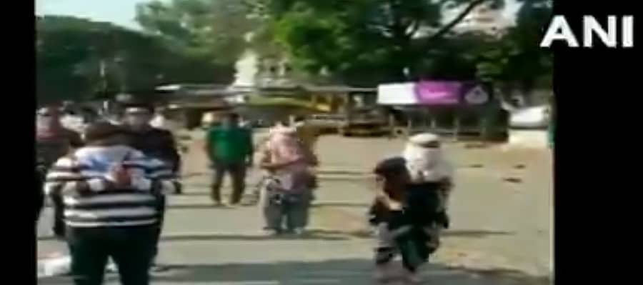 ವಾಯುವಿಹಾರಕ್ಕೆ ಬಂದವರಿಂದ ಯೋಗ ಮಾಡಿಸುತ್ತಿರುವ ಪೊಲೀಸರು