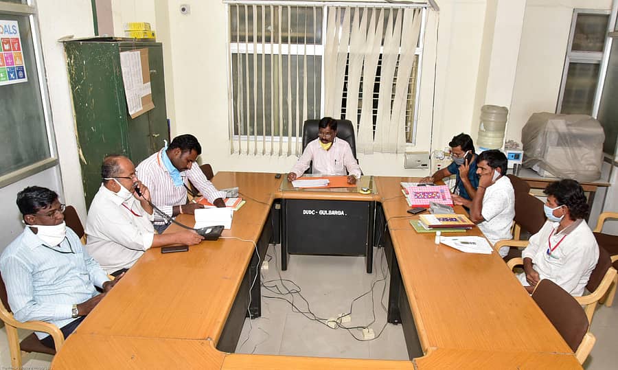 ಕಲಬುರ್ಗಿಯ ಮಿನಿ ವಿಧಾನಸೌಧದಲ್ಲಿ ಜಿಲ್ಲಾಡಳಿತದ ಸಹಾಯವಾಣಿಗೆ ಬರುವ ಕರೆಗಳನ್ನು ಸ್ವೀಕರಿಸುತ್ತಿರುವ ಸಿಬ್ಬಂದಿ