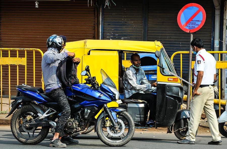 ಹುಬ್ಬಳ್ಳಿಯ ಕಿತ್ತೂರು ರಾಣಿ ಚನ್ನಮ್ಮ ವೃತ್ತದಲ್ಲಿ ವಾಹನ ಸವಾರರಿಗೆ ಎಚ್ಚರಿಕೆ ನೀಡಿದ ಪೊಲೀಸ್