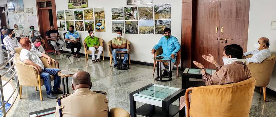 ಬೆಳಗಾವಿಯಲ್ಲಿ ಭಾನುವಾರ ರೈಲ್ವೆ ಖಾತೆ ರಾಜ್ಯ ಸಚಿವ ಸುರೇಶ ಅಂಗಡಿ ಅಲ್ಪಸಂಖ್ಯಾತ ಮುಖಂಡರ ಸಭೆ ನಡೆಸಿದರು