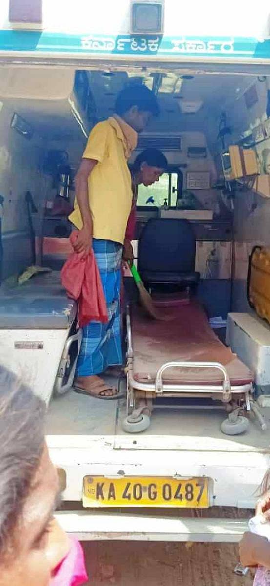 108 ವಾಹನವನ್ನು ಸ್ವಚ್ಚಗೊಳಿಸುತ್ತಿರುವ ರೋಗಿ ಸಂಬಂಧಿಕರು