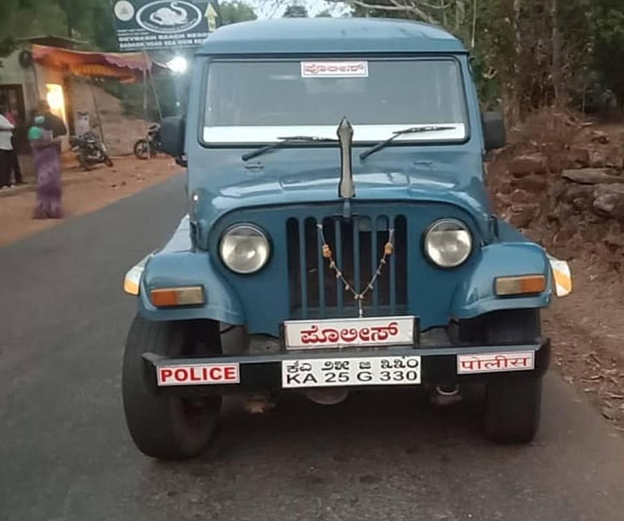 ಗೋಕರ್ಣದ ಹಿತ್ತಲಮಕ್ಕಿ ಚೆಕ್ಪೋಸ್ಟ್ ಬಳಿ ಶುಕ್ರವಾರ ಆರೋಪಿಗಳಿಂದ ವಶಪಡಿಸಿಕೊಂಡ ಪೊಲೀಸ್ ವಾಹನ