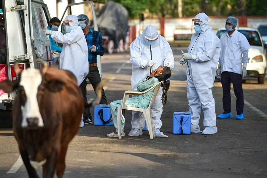 ಮೊಬೈಲ್‌ ಪರೀಕ್ಷಾ ಕೇಂದ್ರದಲ್ಲಿ ಕೋವಿಡ್‌–19 ಸೋಂಕು ಪರೀಕ್ಷೆಗೆ ಮಾದರಿ ಸಂಗ್ರಹಿಸುತ್ತಿರುವುದು– ಸಂಗ್ರಹ ಚಿತ್ರ