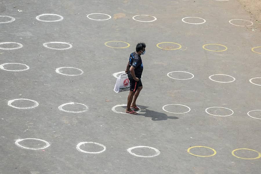 ಅಂತರ ಕಾಯ್ದುಕೊಳ್ಳುವ ನಿಯಮ ಪಾಲಿಸುತ್ತಿರುವ ವ್ಯಕ್ತಿ ಸಾಲಿನಲ್ಲಿ ನಿಂತಿರುವುದು– ಸಂಗ್ರಹ ಚಿತ್ರ