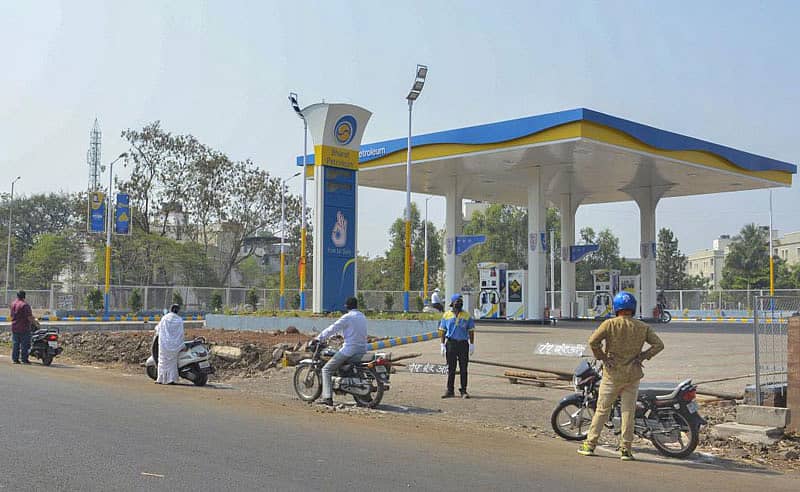 ದ್ವಿಚಕ್ರ ವಾಹನಗಳಿಗೆ ಪೆಟ್ರೋಲ್‌ ಹಾಕಿಸಲು ಅಂತರ ಕಾಯ್ದುಕೊಂಡು ನಿಂತಿರುವುದು– ಸಂಗ್ರಹ ಚಿತ್ರ