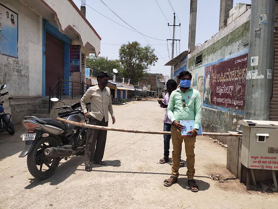 ಸಿರವಾರದಲ್ಲಿ ಬುಧವಾರ ವಾಲ್ಮೀಕಿ ವಾರ್ಡಗೆ ತೆರಳುವ ಚೆಕ್ ಪೋಸ್ಟ್ನಲ್ಲಿ ಕಾರ್ಯ ನಿರ್ವಹಿಸುತ್ತಿರುವ ಸರ್ಕಾರಿ ಶಾಲೆ ಶಿಕ್ಷಕರು.