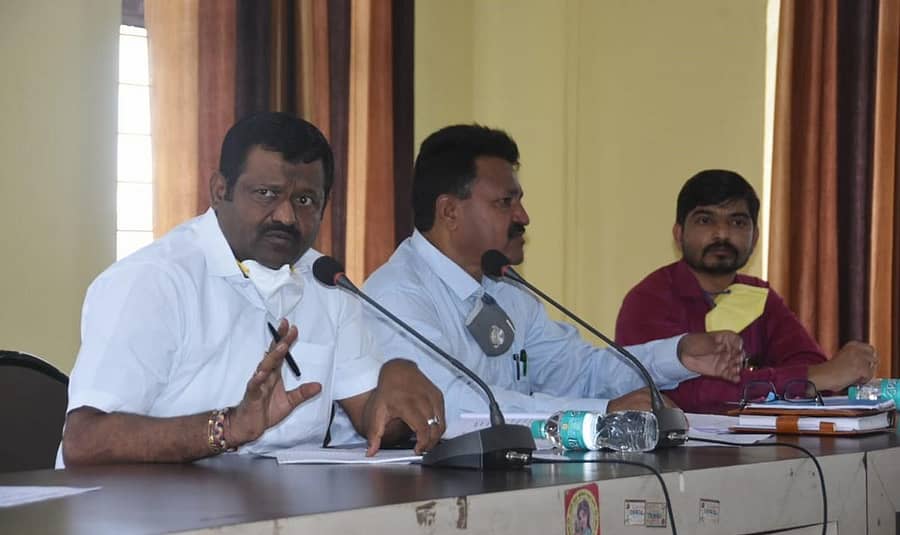 ಹುಬ್ಬಳ್ಳಿಯಲ್ಲಿ ಬುಧವಾರ ನಡೆದ ತಾಲ್ಲೂಕು ಪಂಚಾಯ್ತಿ ಸಭೆಯಲ್ಲಿ ಶಾಸಕ ಶಂಕರ ಪಾಟೀಲ ಮುನೇನಕೊಪ್ಪ ಮಾತನಾಡಿದರು