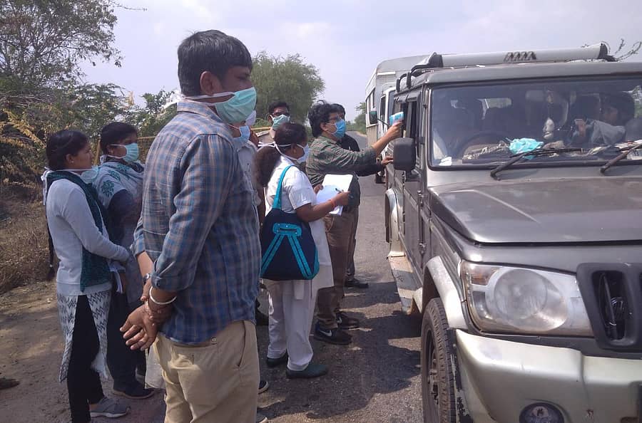 ಬಾಣಹಳ್ಳಿಯ ಚೆಕ್ಪೋಸ್ಟ್ನಲ್ಲಿ ವಾಹನವೊಂದರ ಚಾಲಕನ ಆರೋಗ್ಯ ತಪಾಸಣೆ ಮಾಡುತ್ತಿರುವ ಆರೋಗ್ಯ ಇಲಾಖೆ ಸಿಬ್ಬಂದಿ