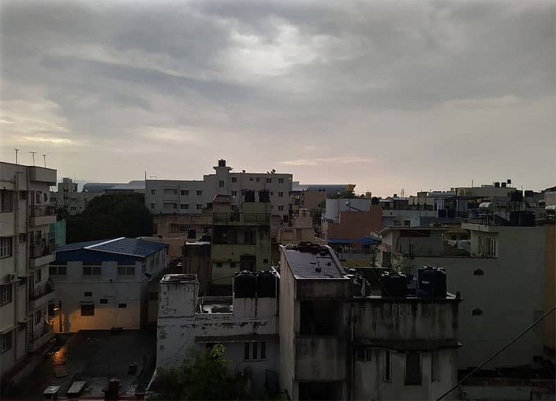 ಬೆಂಗಳೂರಿನ ಇಂದಿರಾನಗರದ ಸಮೀಪ ದಟ್ಟ ಮೋಡ ಆವರಿಸಿರುವುದು– ಚಿತ್ರ: ರಶ್ಮಿ.ಕೆ
