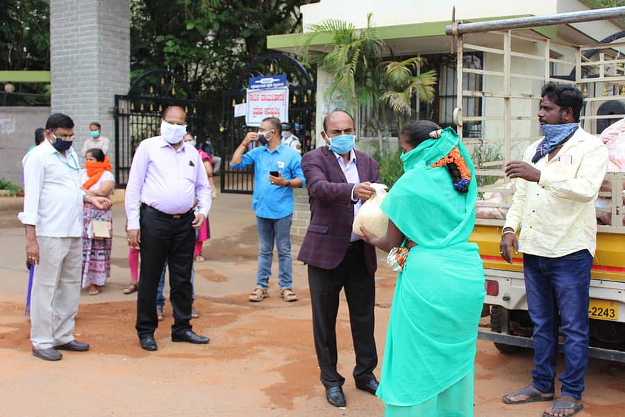 ಕುಲಪತಿ ಪ್ರೊ.ವೈ.ಎಸ್.ಸಿದ್ದೇಗೌಡ ಆಹಾರದ ಕಿಟ್‍ಗಳನ್ನು ವಿತರಿಸಿದರು