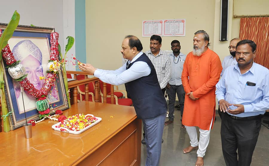 ಡಾ.ರಾಜ್ಕುಮಾರ್ ಅವರ ಭಾವಚಿತ್ರಕ್ಕೆ ಜಿಲ್ಲಾಧಿಕಾರಿ ಡಾ.ಎಂ.ಆರ್.ರವಿ ಅವರು ಪುಷ್ಪಾರ್ಚನೆ ಮಾಡಿದರು