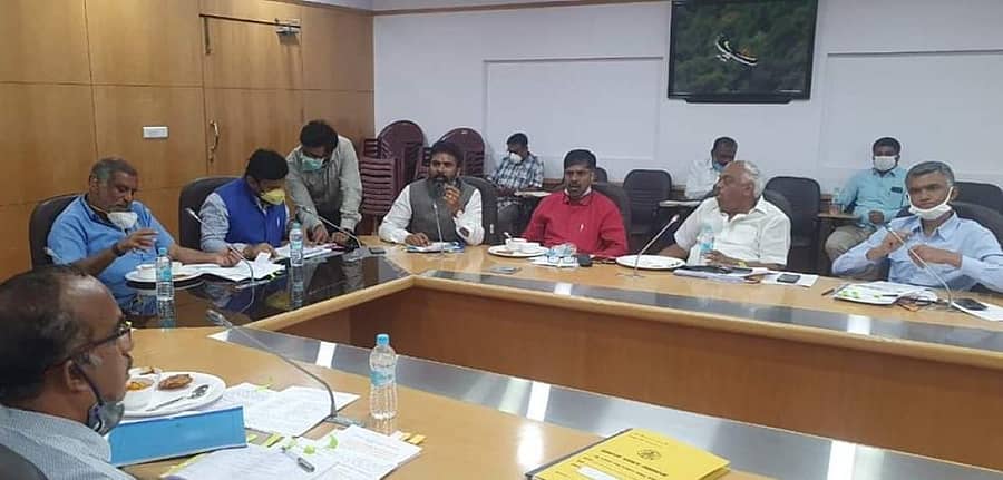 ಕಾನೂನು ಮತ್ತು ಸಂಸದೀಯ ಸಚಿವ ಜೆ.ಸಿ.ಮಾಧುಸ್ವಾಮಿ ಕೆ.ಸಿ ವ್ಯಾಲಿ ಯೋಜನೆ ಸಂಬಂಧ ಬೆಂಗಳೂರಿನಲ್ಲಿ ಗುರುವಾರ ಅಧಿಕಾರಿಗಳು ಹಾಗೂ ಜನಪ್ರತಿನಿಧಿಗಳ ಸಭೆ ನಡೆಸಿದರು.