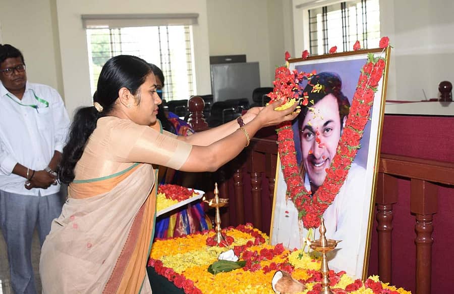 ಕೋಲಾರದಲ್ಲಿ ಶುಕ್ರವಾರ ನಡೆದ ರಾಜ್ಕುಮಾರ್ ಜನ್ಮ ದಿನಾಚರಣೆಯಲ್ಲಿ ಜಿಲ್ಲಾಧಿಕಾರಿ ಸಿ.ಸತ್ಯಭಾಮ ಅವರು ರಾಜ್ಕುಮಾರ್ ಭಾವಚಿತ್ರಕ್ಕೆ ಪುಷ್ಪನಮನ ಸಲ್ಲಿಸಿದರು.