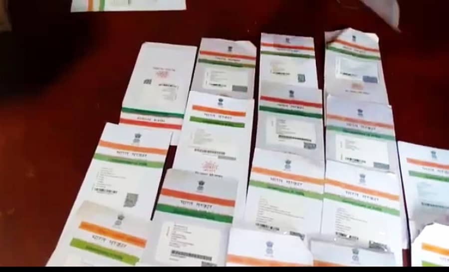 ಸುಂಟಿಕೊಪ್ಪ ಸಮೀಪದ ಸೂರ್ಲಬ್ಬಿ ಅಂಚೆ ನೌಕರರಾಗಿದ್ದ ಅಪ್ಪಡ ಮಹೇಶ್ ಎಂಬುವವರು ಜನರ ದಾಖಲೆಗಳನ್ನು ಎಸೆದಿರುವುದು