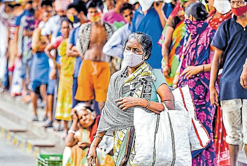 ಕೋಲ್ಕತ್ತದ ಹೌರಾ ರೈಲು ನಿಲ್ದಾಣದ ಬಳಿ ರೈಲ್ವೆ ರಕ್ಷಣಾ ಪಡೆ ವಿತರಿಸುವ ಆಹಾರಕ್ಕಾಗಿ ಜನರು ಭಾನುವಾರ ಸಾಲುಗಟ್ಟಿ ನಿಂತಿದ್ದರು. –ಪಿಟಿಐ ಚಿತ್ರ 