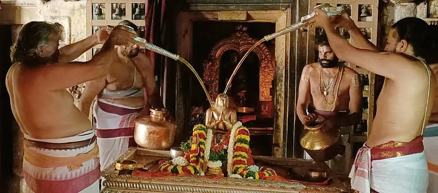 ಮೇಲುಕೋಟೆಚೆಲುವನಾರಾಯಣಸ್ವಾಮಿ ದೇವಾಲಯದಲ್ಲಿ ರಾಮಾನುಜಾಚಾರ್ಯರ 1003ನೇ ಜಯಂತಿ ನಿಮಿತ್ತ ಅವರ ಉತ್ಸವ ಮೂರ್ತಿಗೆ ಅಭಿಷೇಕ ಮಾಡಲಾಯಿತು